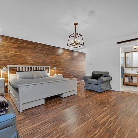 Amazing Fully Renovated Apartment On Queen St. Toronto Exterior foto