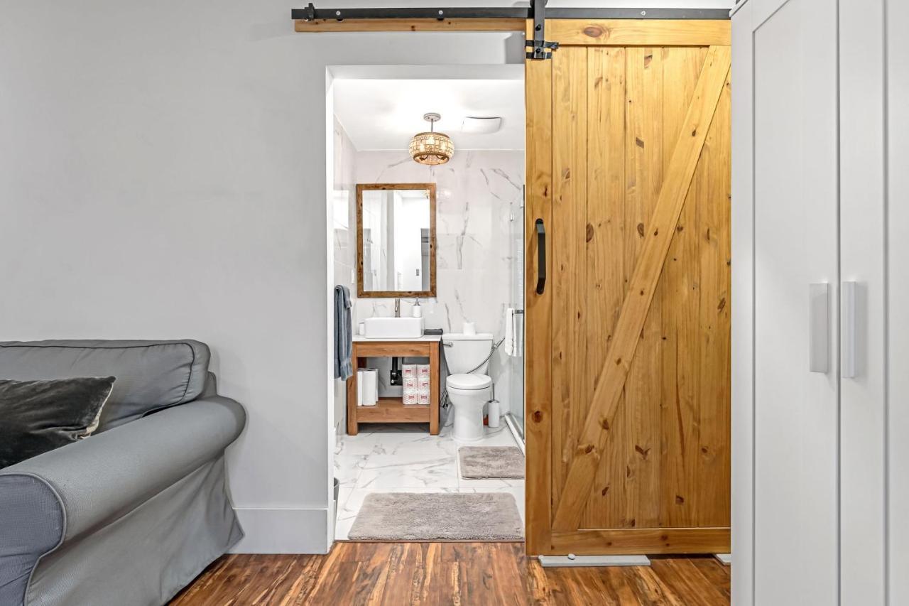 Amazing Fully Renovated Apartment On Queen St. Toronto Exterior foto